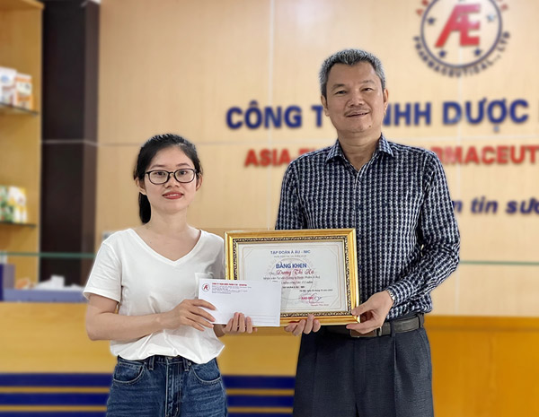Chị Dương Thị Hà - Nhân viên Tư vấn vinh dự nhận bằng khen từ GĐ Hành chính nhân sự trao tặng